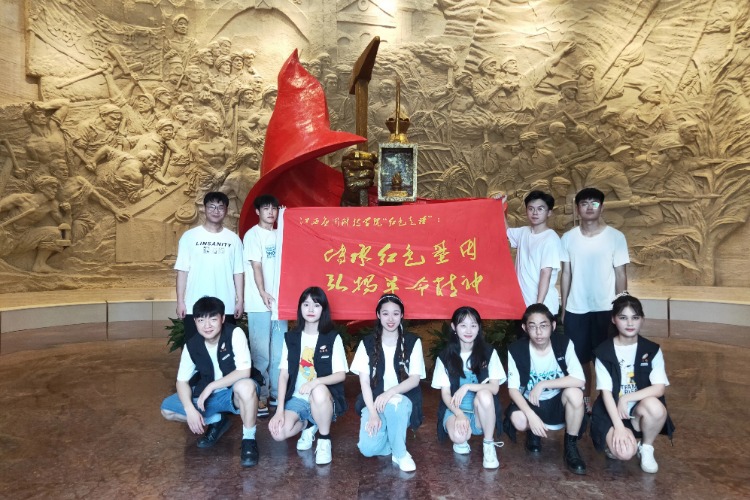 澳门太阳集团网站入口学子为群众讲解红色故事 做党史传播者