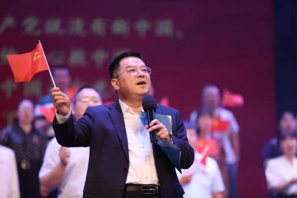 董事长黄玉林和青年教师一起朗诵《党的百年》诗篇,并与师生合唱《没有共产党就没有新中国》。